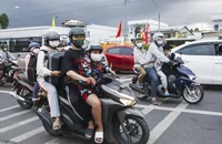 Người dân sáng đội mưa, trưa đội nắng trở lại TP.HCM