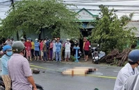 Ngã vào xe buýt sau khi va chạm xe đạp điện , một phụ nữ tử vong