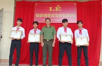 Khen thưởng 4 em học sinh phát hiện quả đạn pháo trong nhà người dân