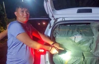 Truy bắt thanh niên lái ô tô chở 10.000 bao thuốc lá lậu