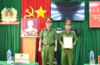 Phó GĐ công an tỉnh trao tặng giấy khen cho công an huyện Tân Thạnh