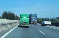 Nhiều phương tiện vẫn cố tình lấn làn đường khẩn cấp để vượt trên cao tốc TP.HCM – Trung Lương