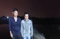 Cắt lưới để trộm tôm của nông dân lúc đi kéo lưới thuê