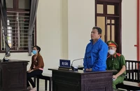 Cầm kéo khống chế hai mẹ con suốt 4 giờ, Kẻ ngáo đá lãnh án 11 năm tù