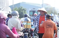 Ấm áp tình người trên đường về quê đón Tết