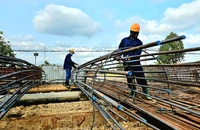 Công nhân tất bật chuẩn bị lao dầm cầu Tân Bửu vào tháng 5-2024