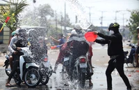 Lễ hội Làm Chay sẽ ngăn chặn không cho tạt nước trên đường