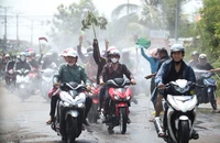 Hơn 25.000 người phấn khích té nước, bắt vịt tại Lễ hội Làm Chay