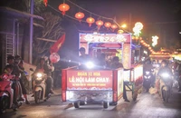 Xe hoa khuấy động đường phố trong đêm Lễ hội Làm Chay ở Long An