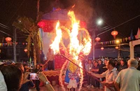 Người dân chờ 'đốt Ông Tiêu' lúc nửa đêm, xin lộc về nhà tại Lễ hội Làm Chay