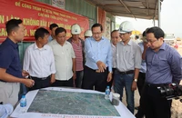 Phó Chủ tịch UBND tỉnh Long An kiểm tra các dự án giao thông trọng điểm.