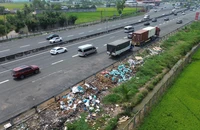 Rác thải ngập tràn hai bên tuyến cao tốc TP.HCM – Trung Lương