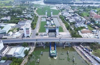 Ngắm Âu tàu lớn bậc nhất Đông Nam Á vận hành trong mùa hạn mặn