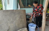 Người dân vùng hạ Long An xuyên đêm chờ hứng nước sạch sinh hoạt