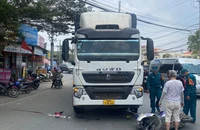 Người đàn ông đi xe máy bị xe ben cán tử vong 