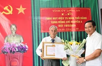 Bí thư Tỉnh ủy Long An trao huy hiệu 75 năm tuổi Đảng cho đảng viên cao niên