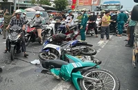 Ô tô khách tông loạt xe máy dừng đèn đỏ, khiến 1 người tử vong và nhiều người bị thương