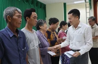Cơ quan thường trực Ban Tuyên giáo Trung ương và cơ quan báo chí phía Nam, thăm tặng quà tại tỉnh Long An