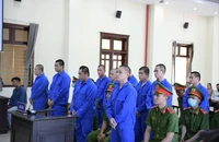 Bị nói nhìn đểu, nhóm thanh niên mang dao chém đối thủ