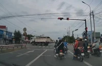 Xe ben chạy vượt đèn đỏ, quay đầu ngay ngã ba trên quốc lộ 1