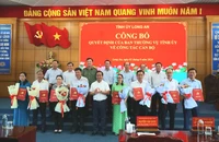 Long An: Công bố nhiều quyết định về công tác cán bộ