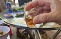 8 người ở Long An nhập viện nghi ngộ độc rượu do bạn tặng