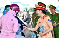 Long An: Công an huyện cửa ngõ miền Tây tiếp sức người dân về quê nghỉ lễ Quốc khánh 2-9