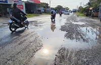 Mưa lớn, Quốc lộ 62 ở Long An như ruộng cày