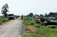 Long An: Có hay không khai thác đất cặp đường kênh 61 đem bán