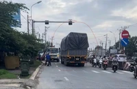 Long An: Xe tải bất chấp nguy hiểm chạy ngược chiều trên Quốc lộ 1