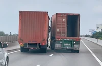 Xe đầu kéo và ô tô tải chèn, rượt đuổi nhau trên cao tốc TP.HCM - Trung Lương