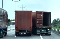 Bắt giam hai tài xế chạy chèn ép nhau trên cao tốc
