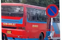 Thương tâm: Nữ công nhân bị ô tô lùi trúng tử vong