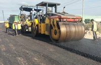 Thảm bê tông nhựa đoạn 250m đoạn kết nối Vành đai 3 với 2 cao tốc 