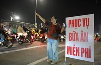 Bữa ăn miễn phí, ấm lòng người dân về quê đón tết