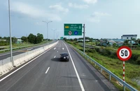 Rất ít phương tiện lưu thông vào cao tốc Bến Lức - Long Thành 