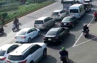 Người dân đi chơi Tết tăng cao, cầu Rạch Miễu bị ùn ứ ngày mùng 2 Tết