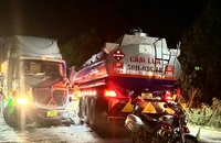 Xe Container và xe bồn va chạm khiến quốc lộ 62 ùn ứ kéo dài