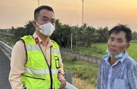 Người đàn ông thoát khỏi taxi, băng ngang cao tốc có biểu hiện bất thường 