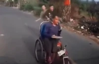 Camera ghi cảnh hai thanh niên đi xe máy đánh vào đầu người đi xe lăn 