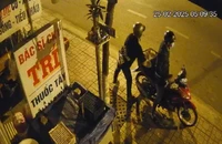 Camera ghi cảnh hai thanh niên trộm 10 thùng trái cây