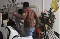 Phẫn nộ clip chồng đánh vợ dã man khi đang bồng con nhỏ