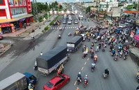 Ngã tư Long Kim cải tạo xong vẫn ùn ứ, người dân bất chấp vi phạm