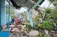 Mưa lớn gây sập hàng rào công ty, ba người thương vong ở Long An