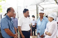 Lãnh đạo tỉnh Long An thăm hỏi gia đình có người tử vong vụ sập hàng rào