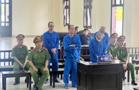 Làm giả giấy tờ chiếm đoạt hàng tỷ đồng, 5 bị cáo lãnh án 92 năm tù