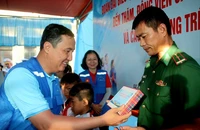 Đoàn đại biểu TP.HCM tặng quà trên đảo Hòn Chuối