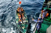 Đoàn đại biểu TP.HCM tiếp thêm sức mạnh từ đất liền đến đảo xa