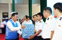 Đoàn công tác TP.HCM mang hơi ấm hậu phương đến đảo Phú Quốc