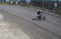 Camera ghi lại cảnh xe đạp điện độ chế bị rớt bánh, nam sinh ngã trên đường